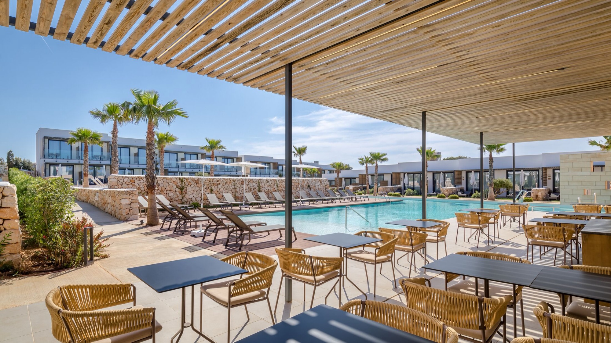 La piscine et les terrasses du Barceló Nura, à Minorque, sous un ciel méditerranéen dégagé