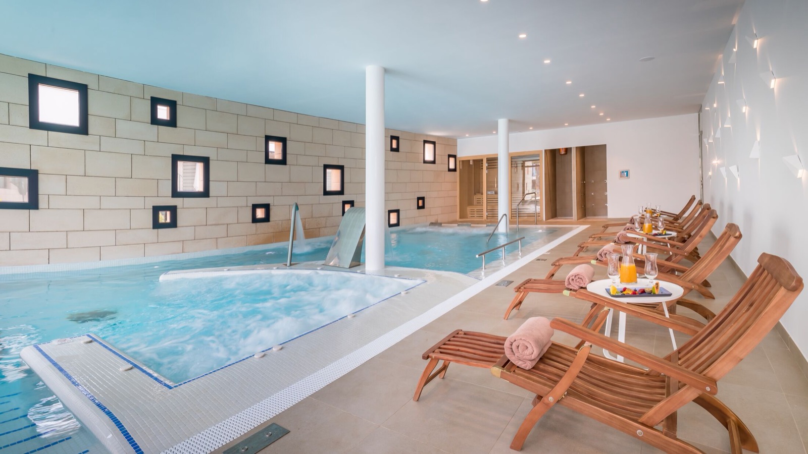 Le spa et la piscine intérieure du Barceló Nura