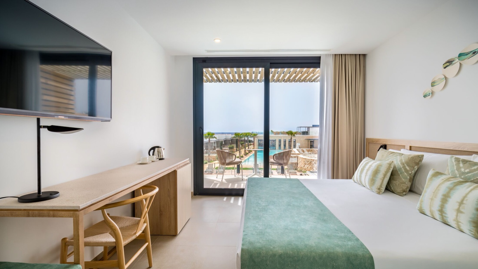 Une chambre avec vue sur la mer au Barceló Nura, avec terrasse au-dessus de la piscine