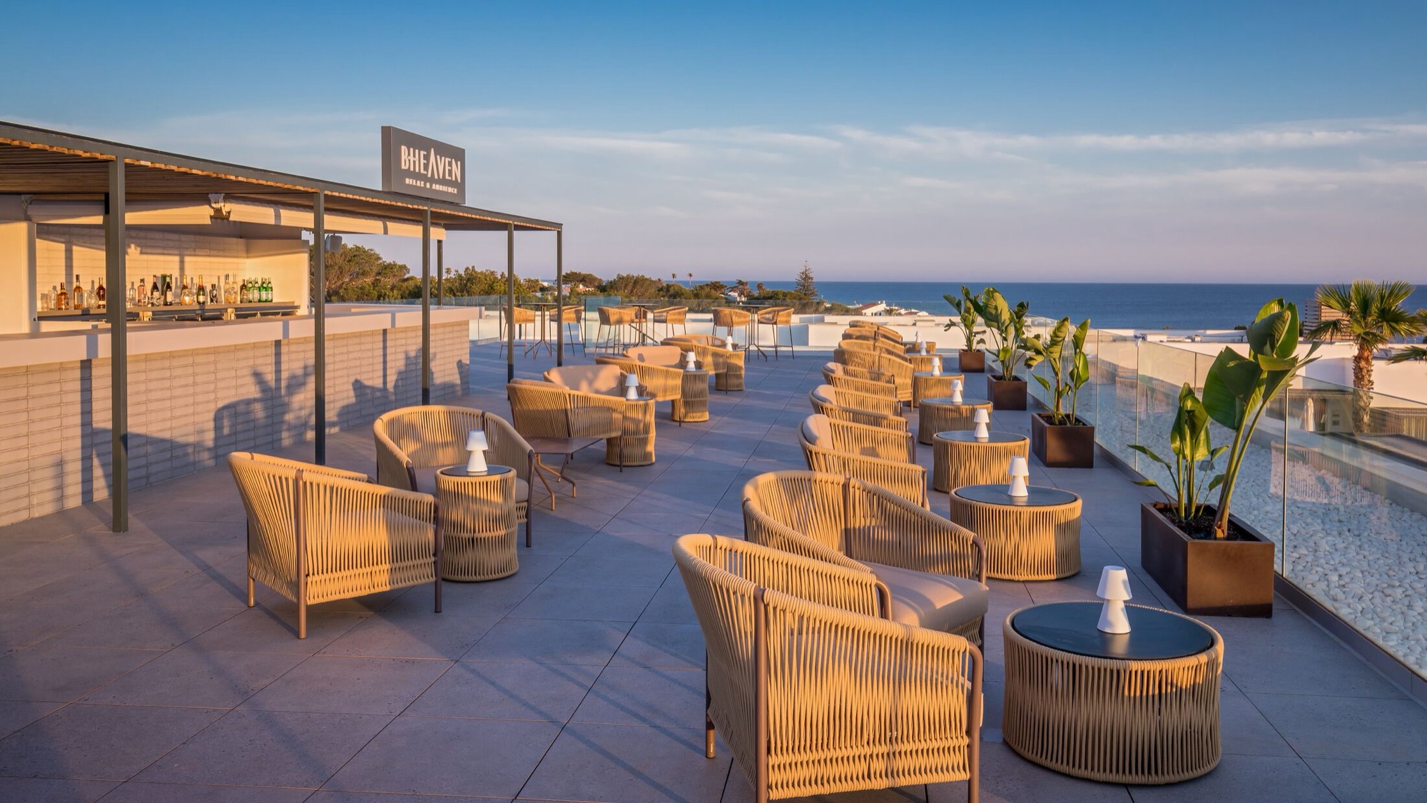 La terrasse du Barceló Nura à l'heure dorée, avec vue sur la mer