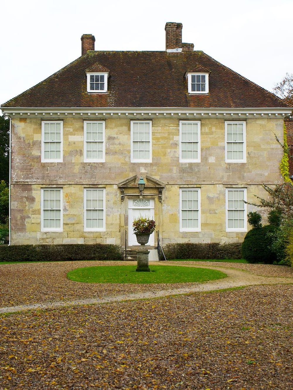 A Georgian country house behind a lawn – English country house