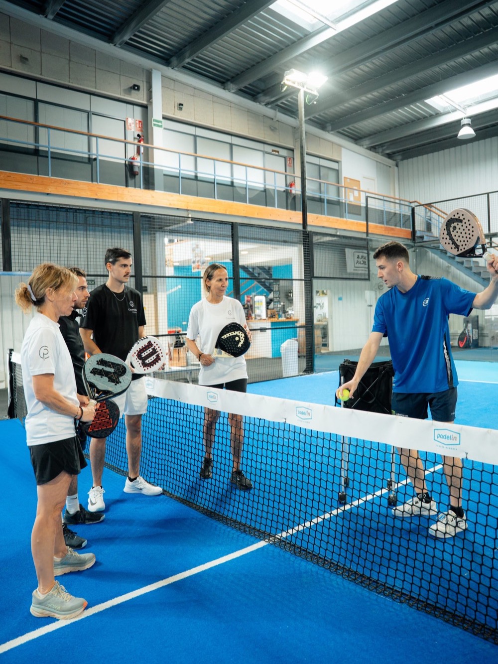 A coaching session at the net – Padel